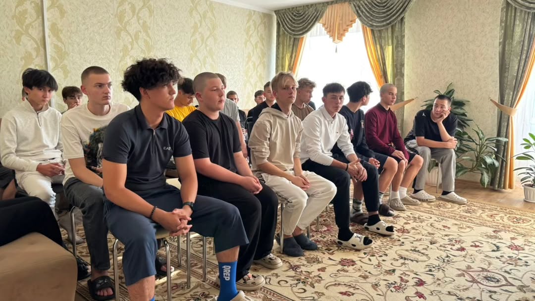 2025 жылғы 3 қыркүйекте «Жас қанат» жасөспірімдер үйінде полиция қызметкерлерінің қатысуымен жалпы жиналыс өтті.